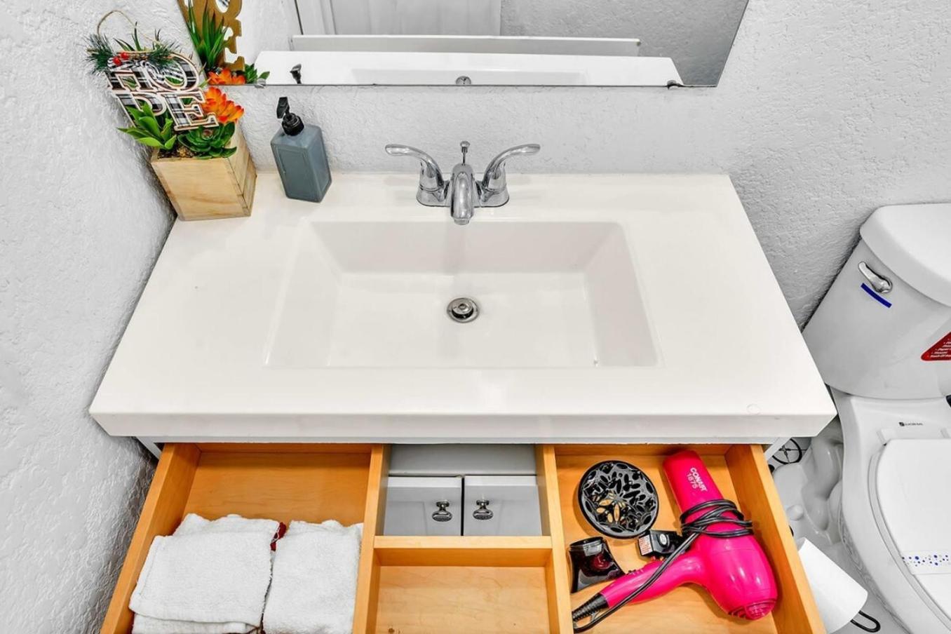 New Stylish 2 Bdrm Mins To Beach & Aventura Mall Холандейл Бийч Екстериор снимка