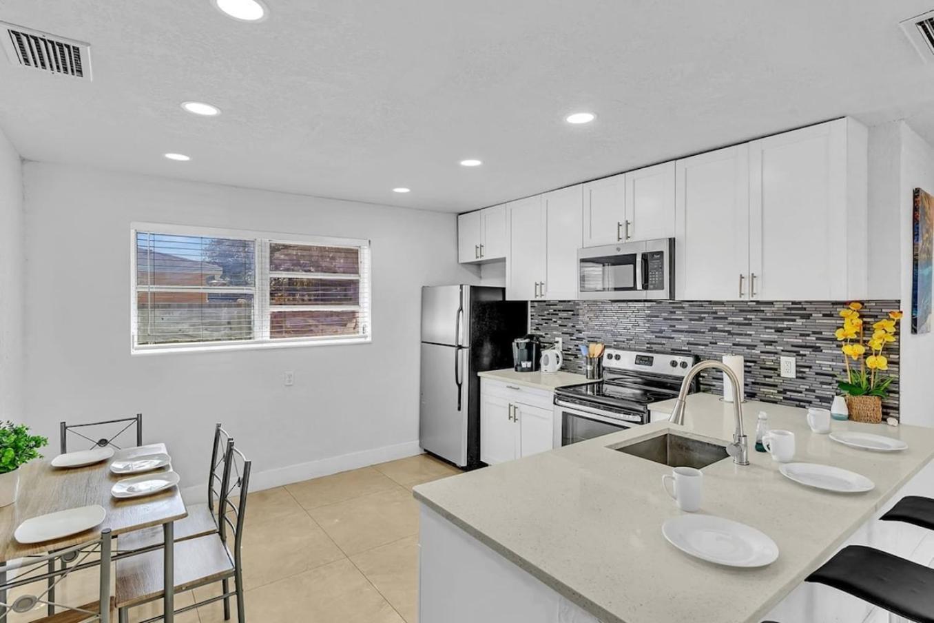 New Stylish 2 Bdrm Mins To Beach & Aventura Mall Холандейл Бийч Екстериор снимка