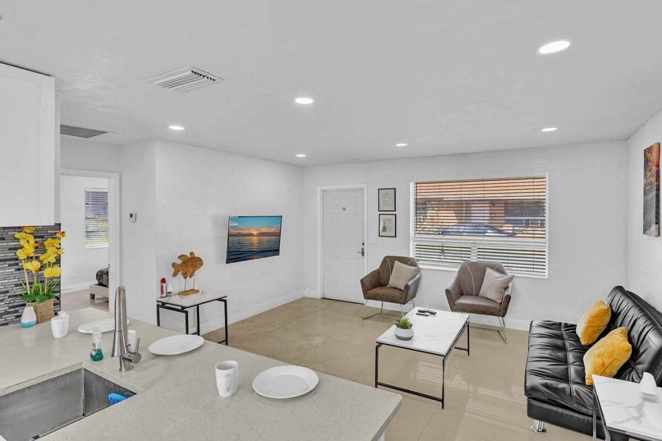 New Stylish 2 Bdrm Mins To Beach & Aventura Mall Холандейл Бийч Екстериор снимка