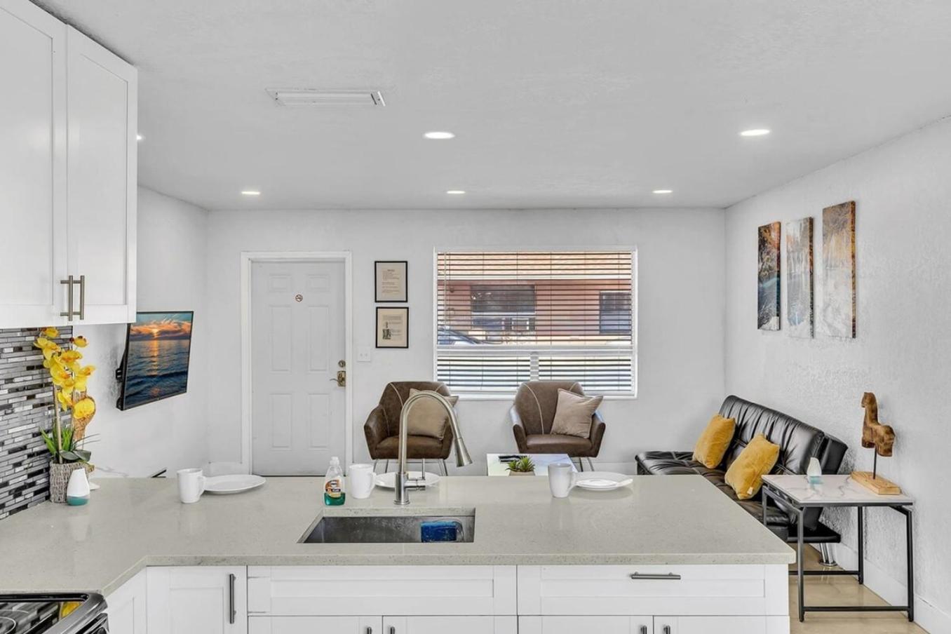 New Stylish 2 Bdrm Mins To Beach & Aventura Mall Холандейл Бийч Екстериор снимка